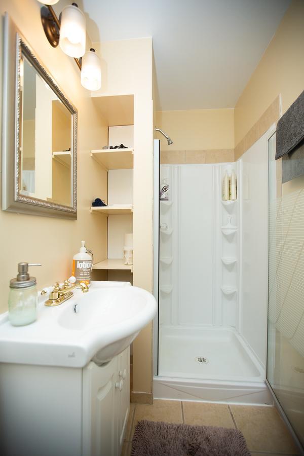 Alpenrose Revelstoke Bed & Breakfast Room photo